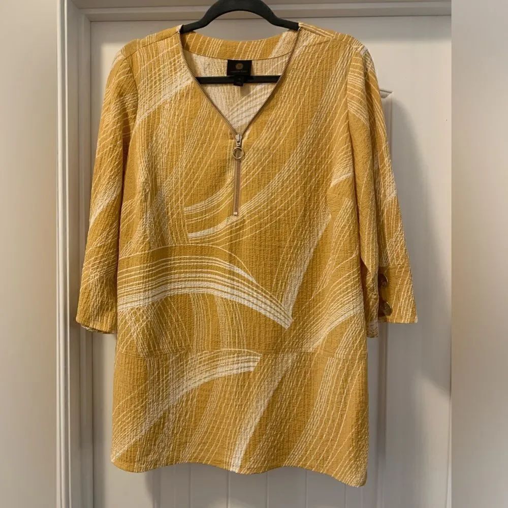 JM Collection Women’s Printed Saffron Gold Zip Front Top Size 1X